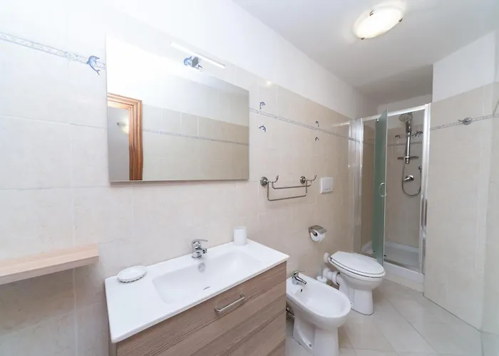 Giada 103 - By The Train Station Apartment *